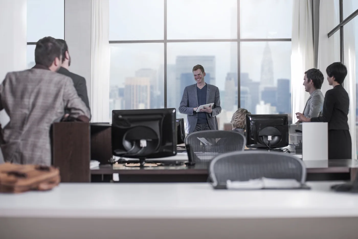 Échange professionnel autour d’un bureau
